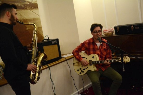 Martin Galia s Václavem Kociánem před týdnem koncertovali v kavárně rekonstruované Vily Machů. Příští týden tam bude hostovat Robert Křesťan a Druhá tráva. 
FOTO: D. MACHÁČEK