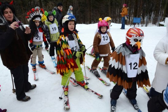 Výukový cyklus lyžařské školy Sluníčko vyvrcholil v neděli před polednem karnevalem na sněhu a závody frekventantů kurzu. Na svahu Červeného kamene se pohybovaly víc jak tři desítky maskovaných lyžařů.
FOTO: DAVID MACHÁČEK