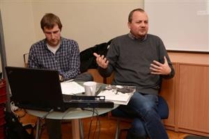 Na vzpomínkovém večeru Kryštof Hyvnar (vpravo) představil svou knihu a především diskutoval s pamětníky vzniku Ivančeny.
FOTO: D. MACHÁČEK