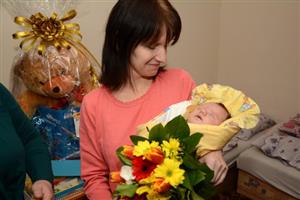 Renáta Hlaváčová se svým synem Pavlem, který se stal nejen prvním kopřivnickým občánkem, ale i prvním miminkem narozeným v r. 2017 v novojičínské nemocnici. 
FOTO: D. MACHÁČEK