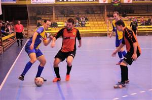 Kapitán Jokeritu Karel Prchal (vlevo) v souboji o míč s jedním z krmelínských hráčů ve čtvrtfinále Divize F. V pozadí čeká na přihrávku Tomáš Fendrich.
FOTO: KRISTINA ČABLOVÁ