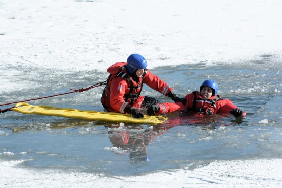 Kopřivničtí hasiči trénovali záchranu lidí z díry v ledu. Nácvik ve studené vodě větřkovické nádrže trval skoro čtyři hodiny a členové dobrovolné jednotky si vyzkoušeli hned několik způsobů, jak lidem pod ledem pomoci. 
FOTO: DAVID MACHÁČEK