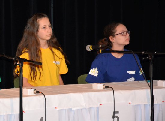 Doubravka Horáková (vlevo) porazila v rozstřelu Zuzanu Pustějovskou a stala se prvním Nejchytřejším Kopřivničákem. 
FOTO: DANA HOĎÁKOVÁ