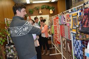 Rukodělné výrobky vytvořené technikou patchworku jsou k vidění na výstavě v čítárně městské knihovny. 
FOTO: DANA HOĎÁKOVÁ