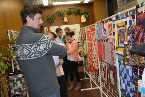 Rukodělné výrobky vytvořené technikou patchworku jsou k vidění na výstavě v čítárně městské knihovny. 
FOTO: DANA HOĎÁKOVÁ