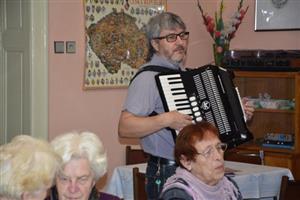 Zpívání s harmonikou přilákalo padesátku seniorů