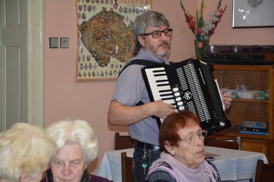 Zpívání s harmonikou přilákalo padesátku seniorů