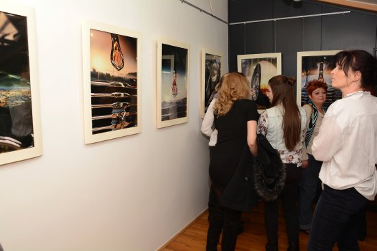Výstava fotografických koláží Karla Kudery nazvaná Kopřivnice ve vozech Tatra přilákala na vernisáž do Lašského muzea nezvykle mnoho lidí. 
FOTO: DAVID MACHÁČEK