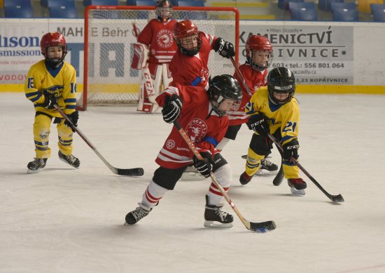 Přípravka HC Kopřivnice se na domácím turnaji Kopřivnický puk utkala s celky Třince a Karviné. Odměnou malým hokejistům byly medaile, pohár a dort. 
FOTO: IVO DUDA