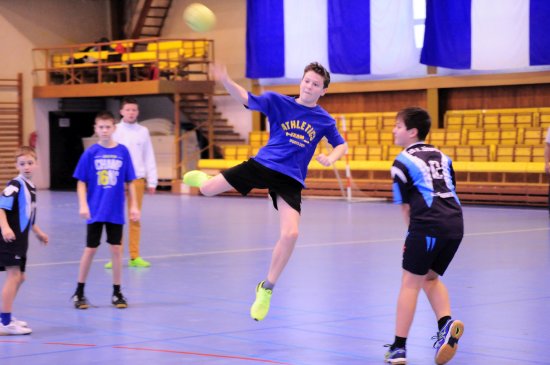 V utkáních základních škol v miniházené bylo poznat, že někteří se tomuto sportu věnují již delší dobu, a tak byly k vidění i pěkné souhry či střely na bránu. 
FOTO: KRISTINA ČABLOVÁ