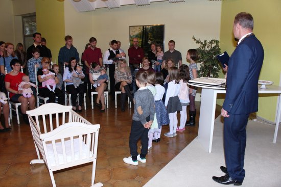 Minulou sobotu starosta Miroslav Kopečný vítal v obřadní síni nové občánky města hned čtyřikrát. Další obřady se chystají v červnu v Lubině a v Kopřivnici.
FOTO: LENKA KROUPOVÁ