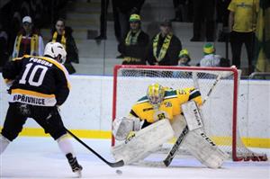 Kopřivnický útočník Jan Poruba měl trestné střílení v posledním utkání play-off vymyšlené dobře, ale nedokázal zvednout puk nad Hromadovy betony.
FOTO: KRISTINA ČABLOVÁ