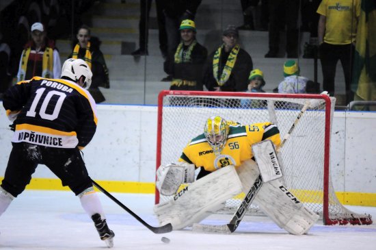 Kopřivnický útočník Jan Poruba měl trestné střílení v posledním utkání play-off vymyšlené dobře, ale nedokázal zvednout puk nad Hromadovy betony.
FOTO: KRISTINA ČABLOVÁ