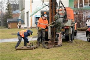 Pracovníci specializované firmy provedli v centru města několik vrtů, jejichž prostřednictvím zjišťovali stav podloží, který musí projektanti znát pro přípravu na rekonstrukci této části Kopřivnice.
FOTO: DAVID MACHÁČEK
