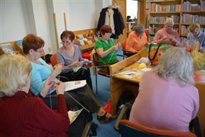 Patnáct žen přišlo do městské knihovny na akci Háčkování a pletení pro miminka. Hotové výrobky budou zaslány do Fakultní nemocnice v Ostravě.
FOTO: DANA HOĎÁKOVÁ