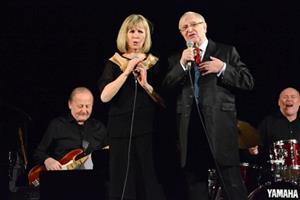Jitka Molavcová a Jiří Suchý během koncertu v Kopřivnici. Jeho program tvořily nejen zlidovělé hity z jeviště Semaforu, ale i méně známé písně.
FOTO: DAVID MACHÁČEK