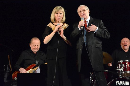 Jitka Molavcová a Jiří Suchý během koncertu v Kopřivnici. Jeho program tvořily nejen zlidovělé hity z jeviště Semaforu, ale i méně známé písně.
FOTO: DAVID MACHÁČEK