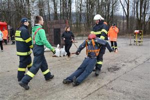 Po sérii silových disciplín na parkovišti pod přehradou ve Větřkovicích čekal na muže a ženy soutěžící v Drnholeckém železném hasiči náročný výběh po schodech na hráz.
FOTO: DANA HOĎÁKOVÁ