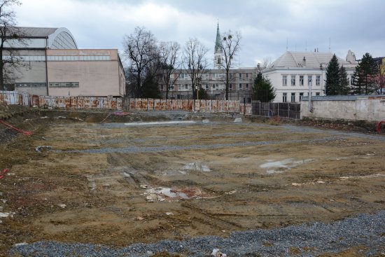 Prostranství po bývalých sklenících se do června změní v parkoviště s kapacitou 39 stání. Přerušené stavební práce začnou každým dnem.
FOTO: D. MACHÁČEK