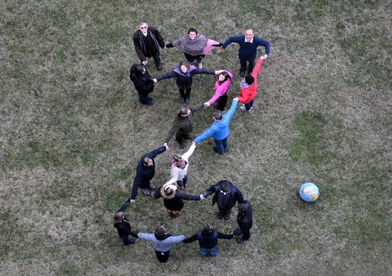 Pracovníci odboru životního prostředí s vedením města vytvářeli písmena, pomocí nichž bude vytvořen vzkaz Zemi k jejímu svátku.
FOTO: DANA HOĎÁKOVÁ