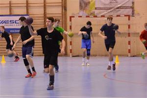 Dvacítka házenkářských nadějí z moravských klubů se minulý týden sešla k soustředění na kopřivnické palubovce.
FOTO: DAVID MACHÁČEK