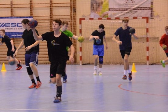 Dvacítka házenkářských nadějí z moravských klubů se minulý týden sešla k soustředění na kopřivnické palubovce.
FOTO: DAVID MACHÁČEK