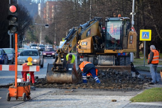 V pondělí ráno bagr odstraňoval ze silnice na ulici Štramberské staré dlažební kostky, aby se naplno mohly rozjet stavební práce.
FOTO: DANA HOĎÁKOVÁ