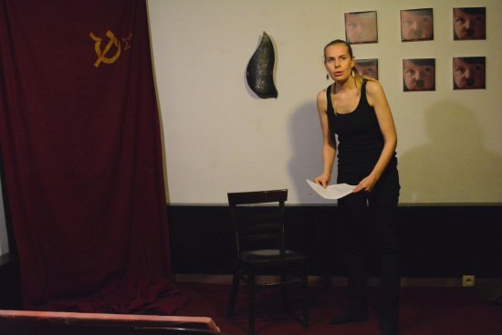 Blanka Fišerová, autorka pořadu Desatero podle Dagmar, uvedla v komorním prostoru kopřivnické Mandaly scénické čtení z knihy Byly jsme tam taky.
FOTO: DAVID MACHÁČEK