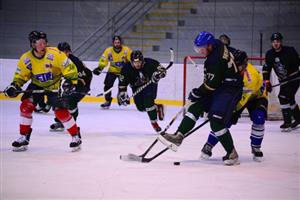 Utkání o vítěze první ligy v kopřivnické soutěži neregistrovaných hokejistů měl jednoznačný průběh, tým Young Guns (v tmavých dresech) přehrál Netopýry 8:1.
FOTO: K. ČABLOVÁ