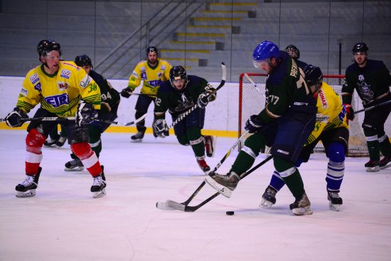 Utkání o vítěze první ligy v kopřivnické soutěži neregistrovaných hokejistů měl jednoznačný průběh, tým Young Guns (v tmavých dresech) přehrál Netopýry 8:1.
FOTO: K. ČABLOVÁ