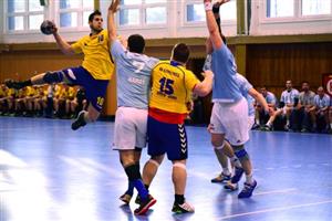 Jan Gřes (s míčem) vstřelil v utkání s Hranicemi sedm branek, ostatní již takovou bilanci neměli a Kopřivnice první duel play-out prohrála.
FOTO: KRISTINA ČABLOVÁ