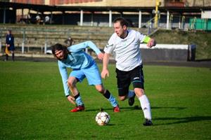 Kopřivničtí fotbalisté vedoucí celek soutěže potrápili, ale na body nakonec nedosáhli. Na fotu kapitán FC Kopřivnice Michal Mička (vpravo).
FOTO: KRISTINA ČABLOVÁ