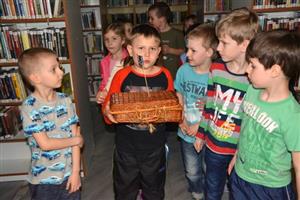 Akce Noc s Andersenem vyvrcholila v městské knihovně hledáním pokladu. Předškoláci z MŠ Krátké plnili celou řadu úkolů, které připravily knihovnice.
FOTO: DANA HOĎÁKOVÁ