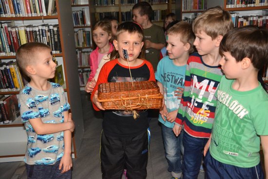 Akce Noc s Andersenem vyvrcholila v městské knihovně hledáním pokladu. Předškoláci z MŠ Krátké plnili celou řadu úkolů, které připravily knihovnice.
FOTO: DANA HOĎÁKOVÁ