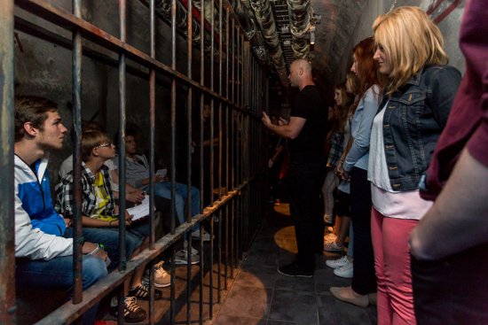 Uvnitř speciálního protidrogového vlaku si návštěvníci komentovaných prohlídek mohou vyzkoušet například pocity, které prožívají zadržení ve vazebních celách.
FOTO: REVOLUTION TRAIN