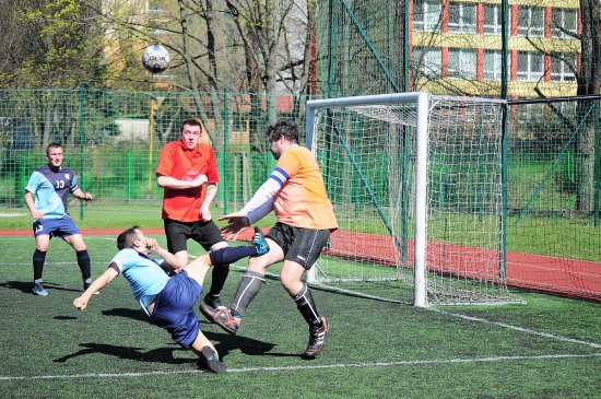 V úvodním zápase druhé ligy Oblastního přeboru Kopřivnice v malém fotbale mužstvo FC Legion (hráči zcela vlevo) porazilo těsně FC Baník Štramberk.
FOTO: KRISTINA ČABLOVÁ