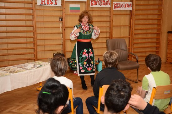 Výtvarnice Sevdalina Kovářová Kostadinová představila žákům mimo jiné i bulharský kroj a folklor.
FOTO: DAVID MACHÁČEK