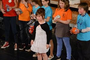 Pavla Vaculíková s dalšími finalisty KoprStar za zády zpívá v kulturním domě jen pár okamžiků poté, co byla vyhlášena vítězkou letošního ročníku.
FOTO: DAVID MACHÁČEK