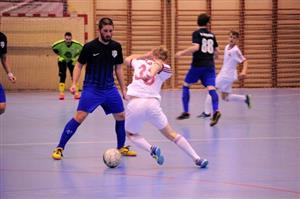 Hráč FU Kopřivnice Petr Okřesík (v tmavém dresu) čeká, co udělá jeho soupeř z Třince. Kopřivnický celek v tomto duelu Poháru přehrál hosty 7:3.
FOTO: KRISTINA ČABLOVÁ