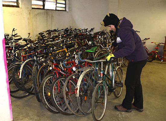 Do parku E. Beneše lidé přivezli celkem 113 kol, která pomůžou dětem v Africe dostat se do školy. Další sbírka proběhne 16. května. 
FOTO: D. HOĎÁKOVÁ
