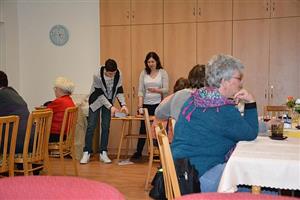 Členové dětského zastupitelstva připravili další hru Bingo, kterou si mohli senioři zahrát minulý týden v úterý v klubu na Sokolovské ulici. 
FOTO: FOTO: DANA HOĎÁKOVÁ
