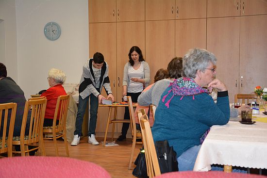Členové dětského zastupitelstva připravili další hru Bingo, kterou si mohli senioři zahrát minulý týden v úterý v klubu na Sokolovské ulici. 
FOTO: FOTO: DANA HOĎÁKOVÁ
