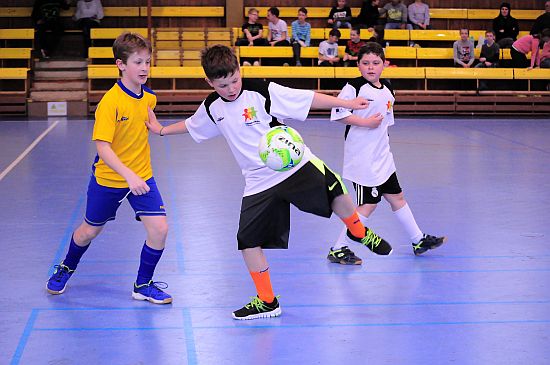 Žáci ročníků narození 2007/10 ze ZŠ Alšova (hráči vpravo) si druhým místem v okrskovém kole zajistili postup do okresního finále. 
FOTO: KRISTINA ČABLOVÁ
