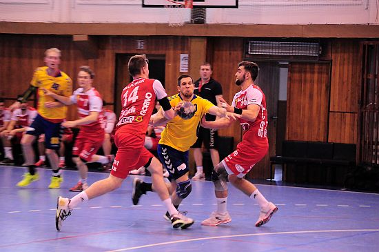 Jan Gřes (KH Kopřivnice) se probíjí mezi dvěma hráči Nového Veselí, s nímž se Kopřivničtí  utkali v posledním domácím zápase této sezony.
FOTO: KRISTINA ČABLOVÁ
