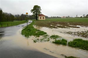 Povodňové stavy z konce minulého pracovního týdne se nevyhnuly ani oblasti Kopřivnice. Víc než rozvodněné řeky a potoky tady škodila voda stékající z polí.
FOTO: DAVID MACHÁČEK
