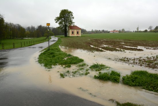 Povodňové stavy z konce minulého pracovního týdne se nevyhnuly ani oblasti Kopřivnice. Víc než rozvodněné řeky a potoky tady škodila voda stékající z polí.
FOTO: DAVID MACHÁČEK