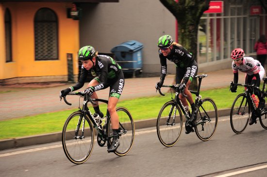 Čelo mezinárodního cyklistického závodu žen Gracia Orlová 2017 projíždí Kopřivnicí směrem na Závišice a Rybí, cíl byl na štramberském náměstí.
FOTO: KRISTINA ČABLOVÁ