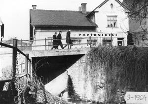 Historický snímek z roku 1964 zachycuje most přes Kopřivničku v lokalitě Nového kopce. Část této stavby je stále pod zemí v místech dnešního parkoviště pod Zelným trhem.