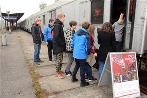Sto padesát metrů dlouhý stříbrný vlak, který stál minulou středu na zdejším nádraží, ukrýval unikátní expozici zaměřenou na protidrogovou prevenci. Během dne jej navštívili žáci všech místních škol.
FOTO: DAVID MACHÁČEK