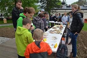 Příchozí si v sadu E. Beneše na Férové snídani mohli vybrat z připravených koláčů či zdravých svačin.
FOTO: DANA HOĎÁKOVÁ
